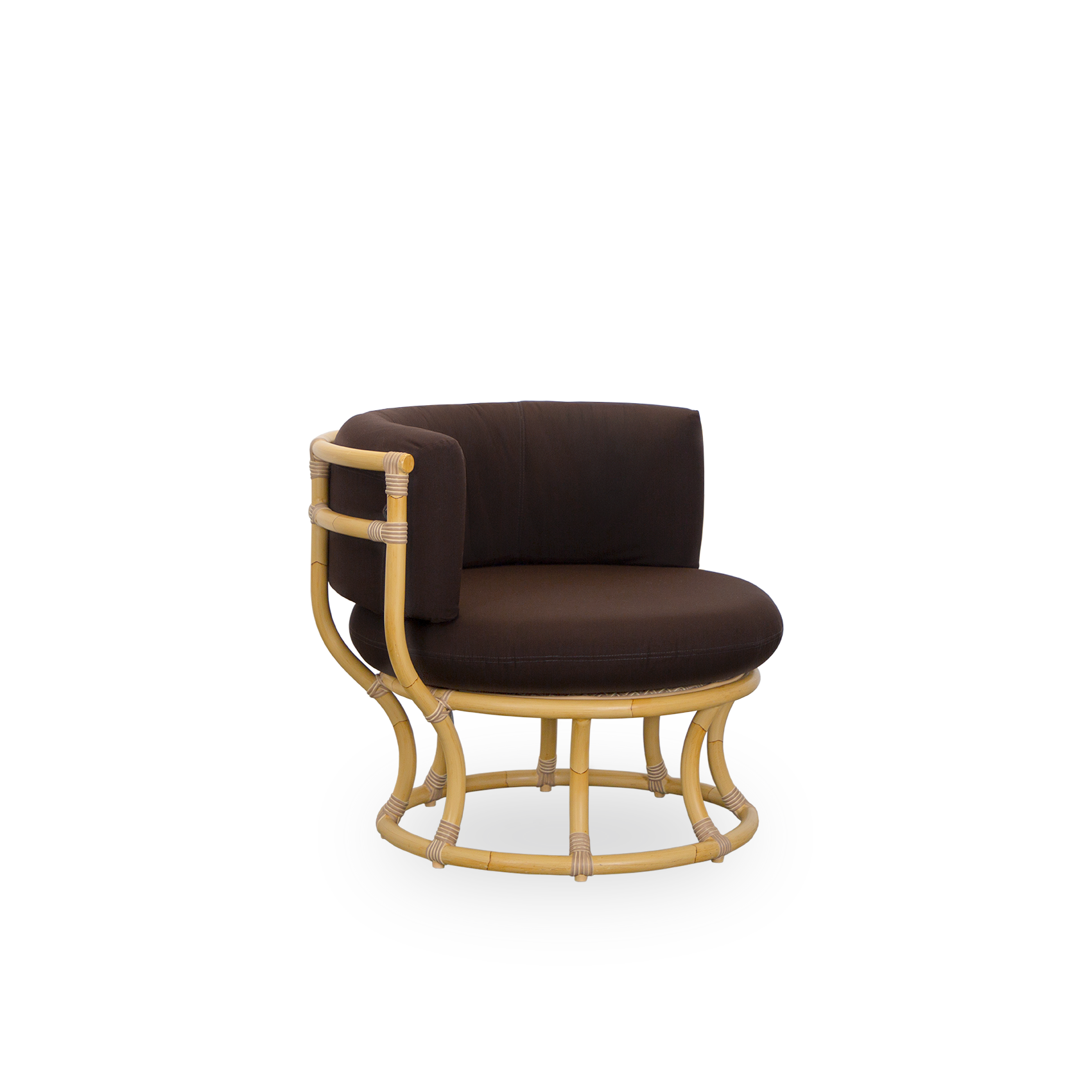 Vista lateral de la silla lounge exterior Coco con apariencia de ratán, diseñada por Nanna Ditzel. El diseño se basa en círculos perfectos y tiene una estructura de aluminio con detalles tejidos en ArtFibre. Presentado con cojín marrón.