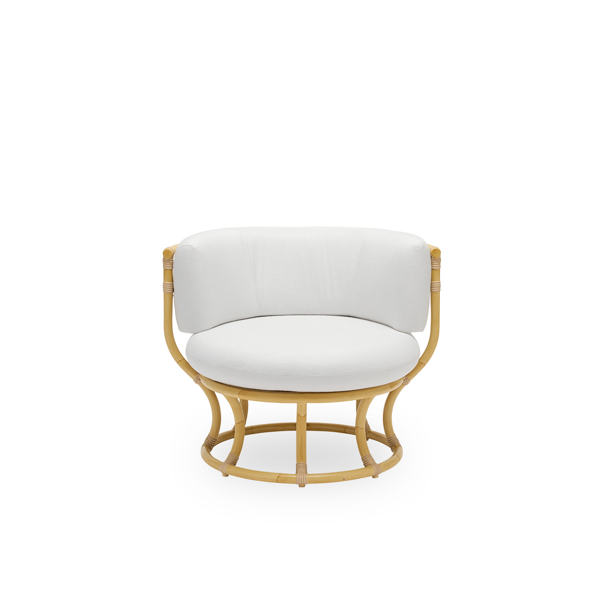 Vista frontal del sillón exterior Coco con aspecto de ratán, diseñado por Nanna Ditzel. El diseño se basa en círculos perfectos y presenta una estructura de aluminio con detalles tejidos de ArtFibre.
