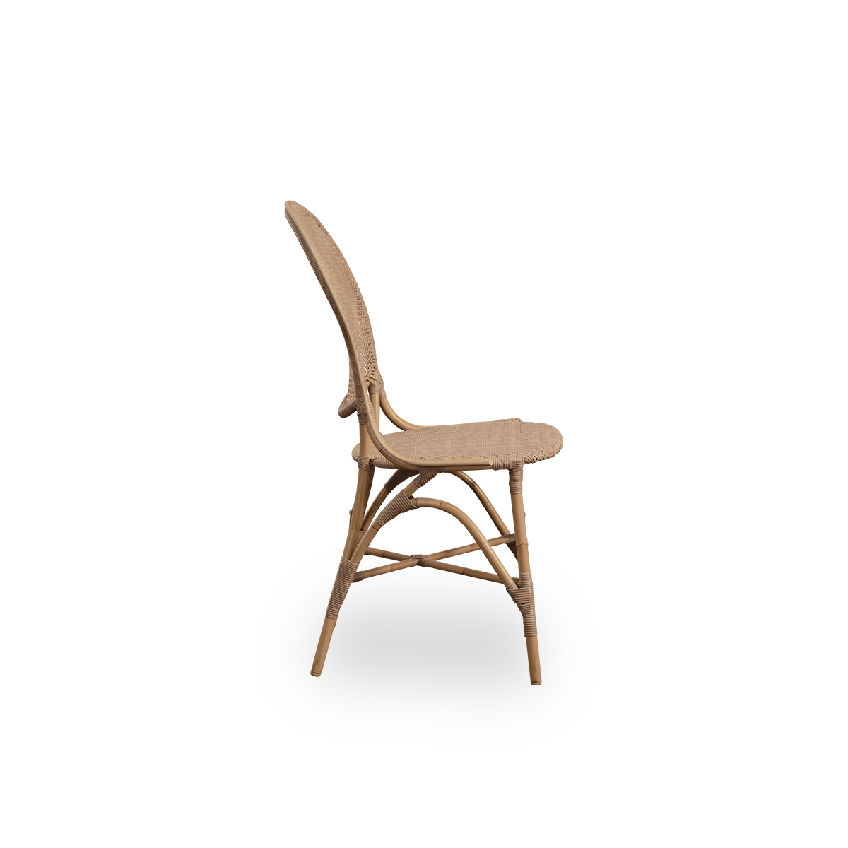 Vista lateral de la silla de comedor exterior Rossini en color antiguo. Elegante silla con respaldo redondo de diseño sencillo. Estructura de aluminio en estilo ratán con asiento y respaldo tejidos en ArtFibre.