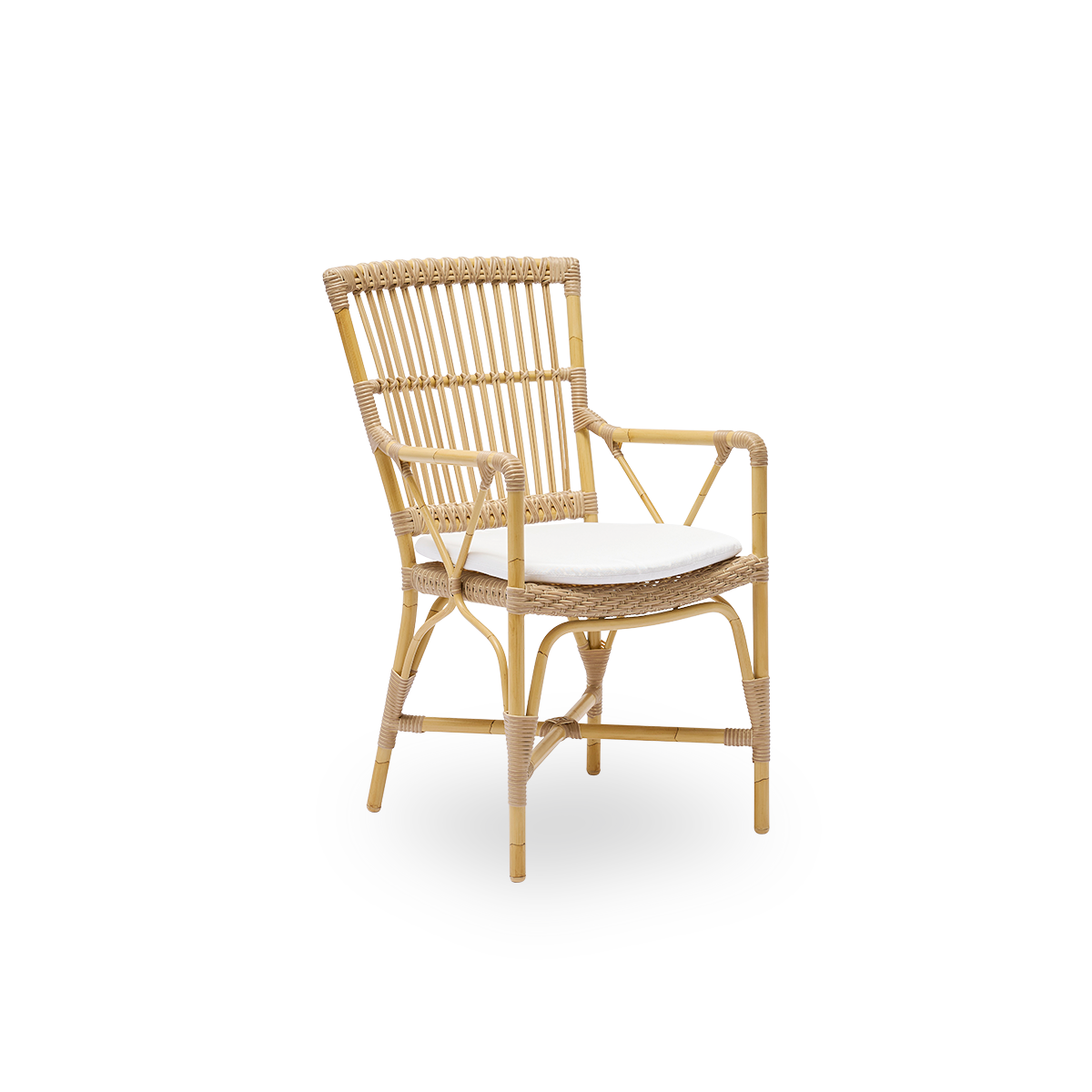 Vista lateral del sillón exterior Piano. Estructura de aluminio con acabado en apariencia de ratán natural y enrollados de ArtFibre. Silla elegante con respaldo alto y reposabrazos.