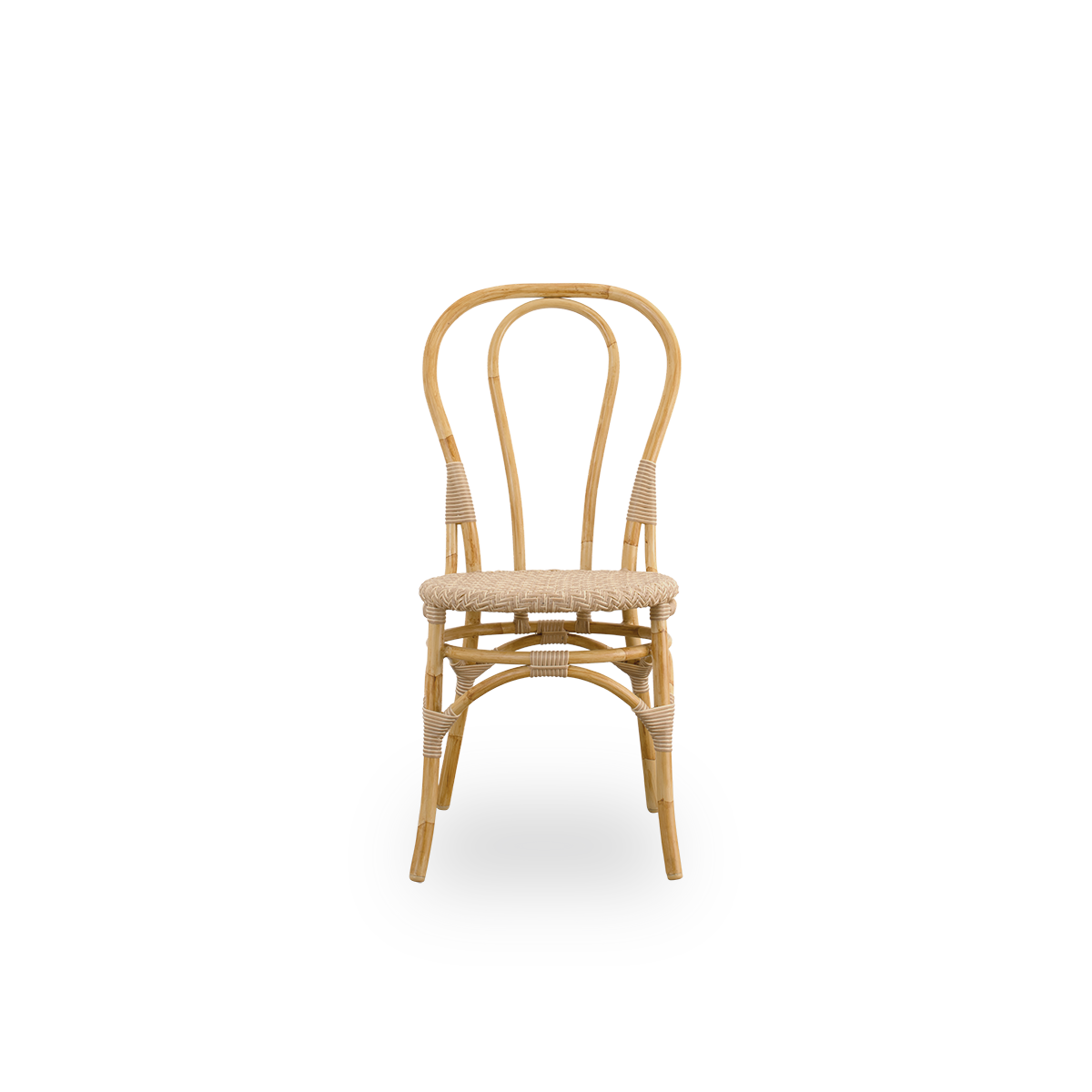 Vista frontal de la silla de comedor exterior Lulu, una silla bistró ligera para exteriores con respaldo redondo y sencillo.
Presentada con una estructura de aluminio con aspecto de ratán pintado a mano y detalles tejidos de ArtFibre.