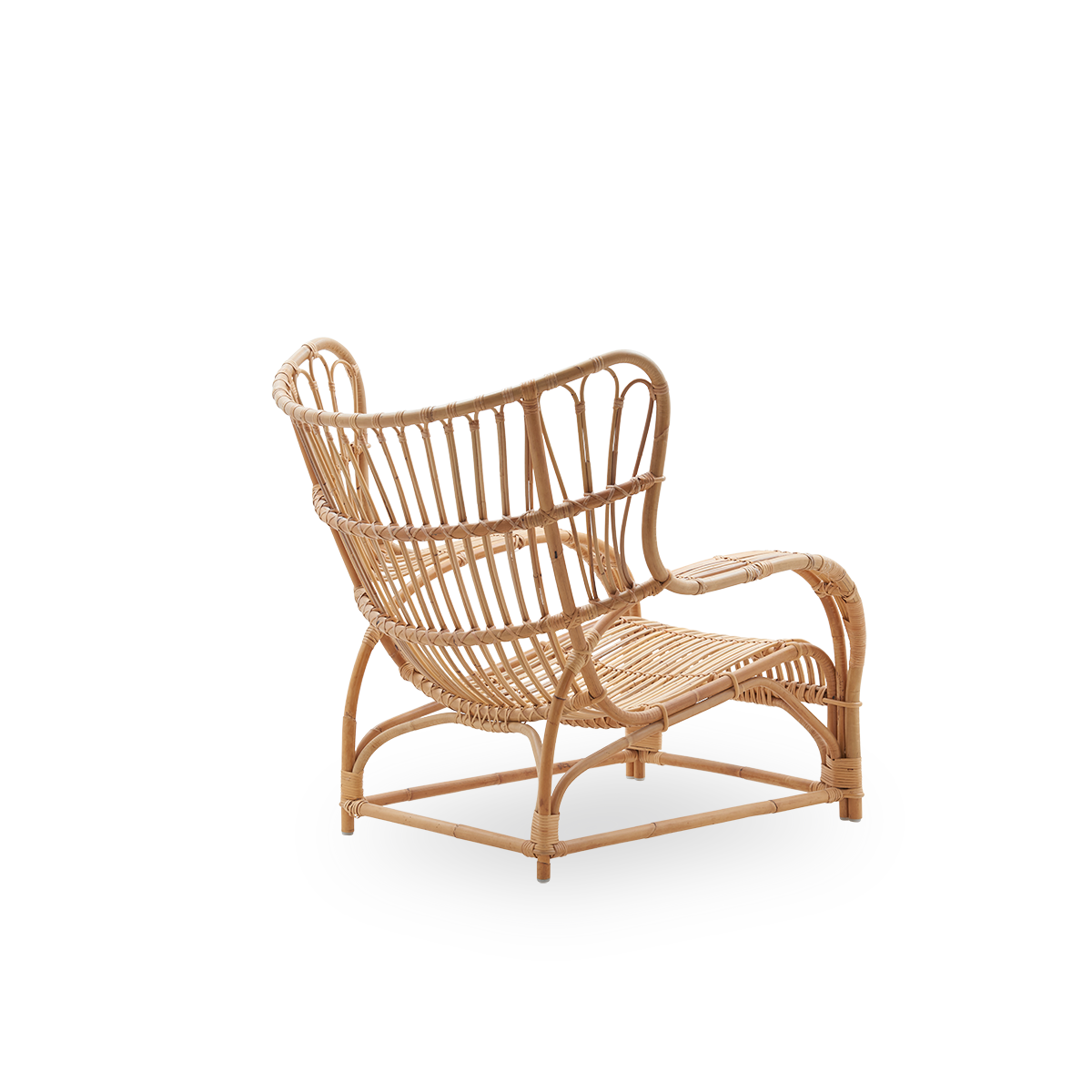 Vista trasera sencilla de la silla lounge Teddy de Viggo Boesen, una gran silla envolvente inspirada en el sillón orejero del siglo XIX. Hecha a mano con ratán indonesio de alta calidad.