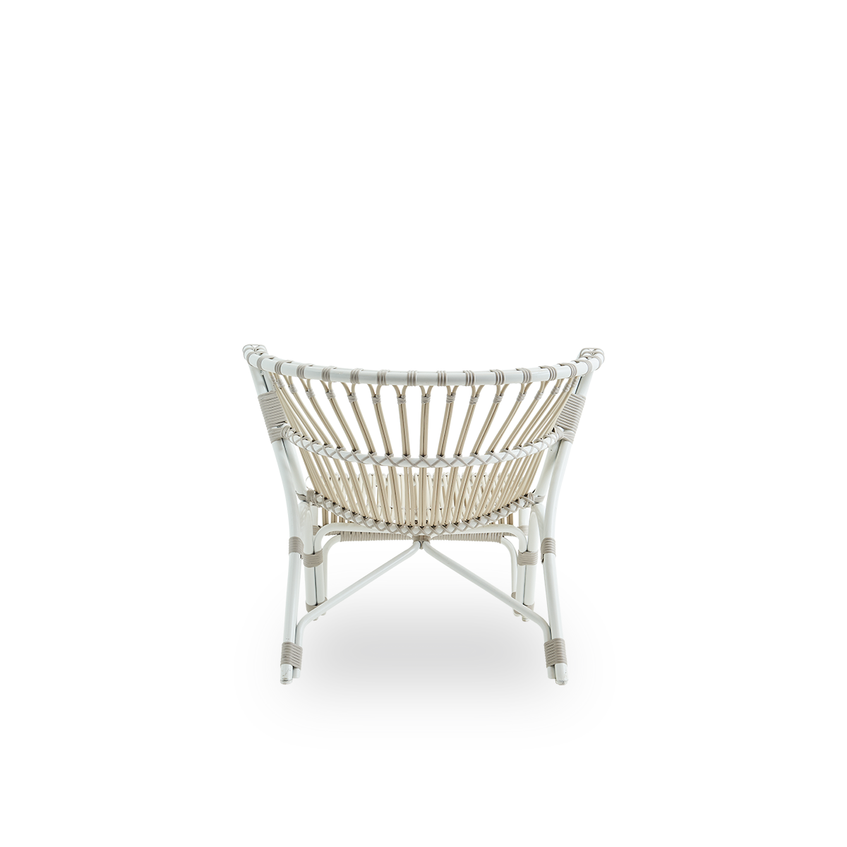 Vista desde atrás del sillón de exterior Fox en color blanco paloma, diseño galardonado de Viggo Boesen. Sillón lounge bajo y curvado con estructura de aluminio curvada a mano y detalles trenzados de ArtFibre.
