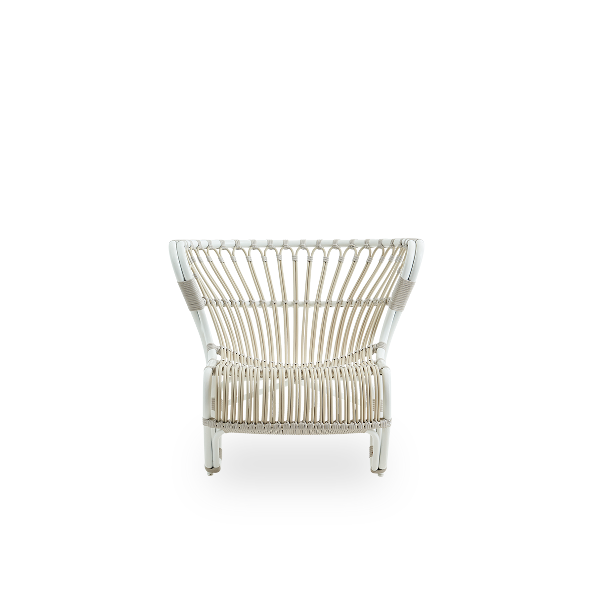 Vista lateral del sillón exterior Fox en color blanco paloma, un diseño galardonado de Viggo Boesen.
Sillón bajo y curvado con estructura de aluminio curvada a mano y tejido de ArtFibre.