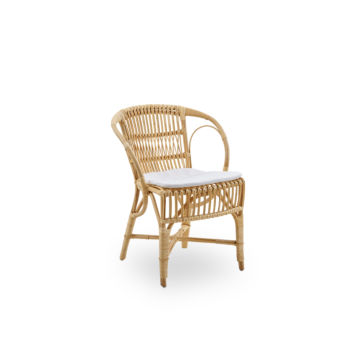 Vista lateral de la silla de comedor Robert en color Natural, diseñada por Robert W. Elegante silla de mimbre hecha a mano con ratán de alta calidad de Indonesia.