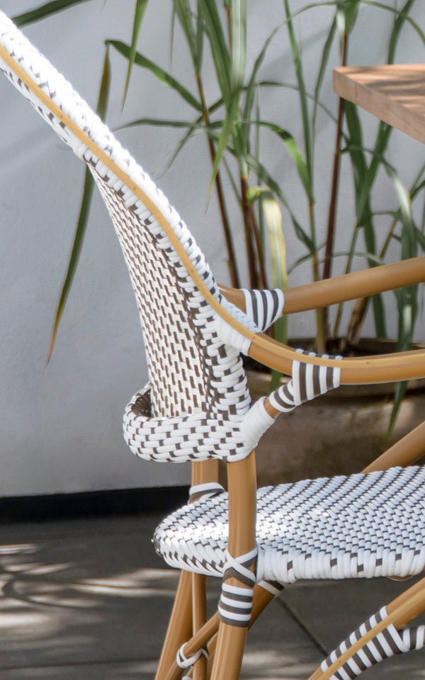 Esta es una imagen de detalle de Isabell en almond aluminium frame White w cappuccino dot ArtFibre.