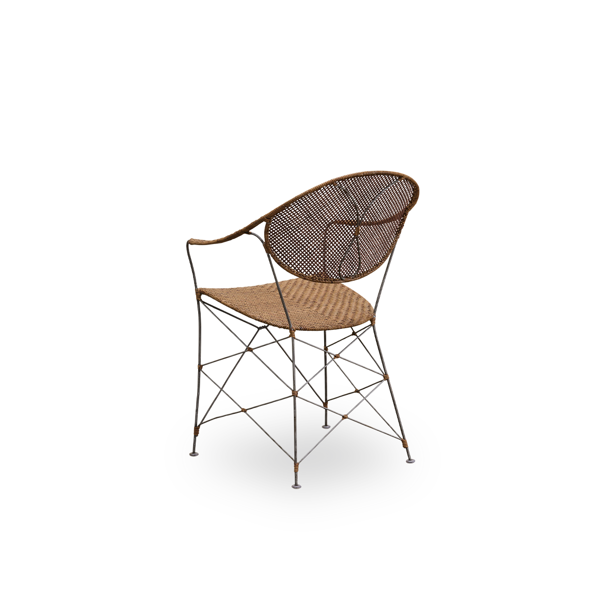 Vista trasera de la silla de comedor Funky, diseñada por Yuzuru Yamakawa.
La silla tiene una estructura de acero con asiento y respaldo tejidos a mano en ratán indonesio de alta calidad en color avellana.