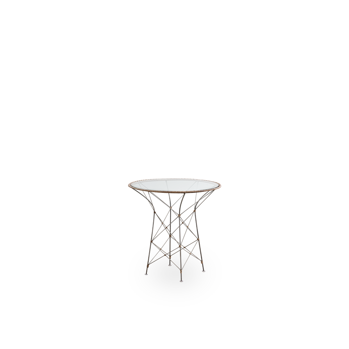 Vista lateral de la mesa de café Funky, diseñada por Yuzuru Yamakawa. La mesa tiene un tablero redondo de vidrio y una estructura de acero tejida a mano con ratán indonesio en color avellana.