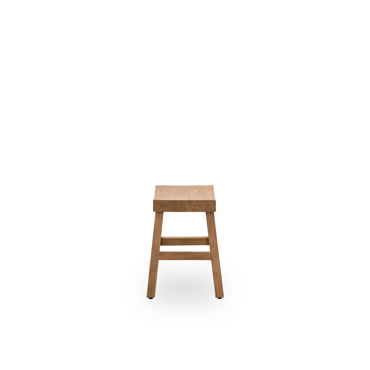 Vista lateral sencilla del taburete Charles, un taburete elegante hecho de teca patinada elaborada con madera legal de Indonesia, con un acabado rústico.