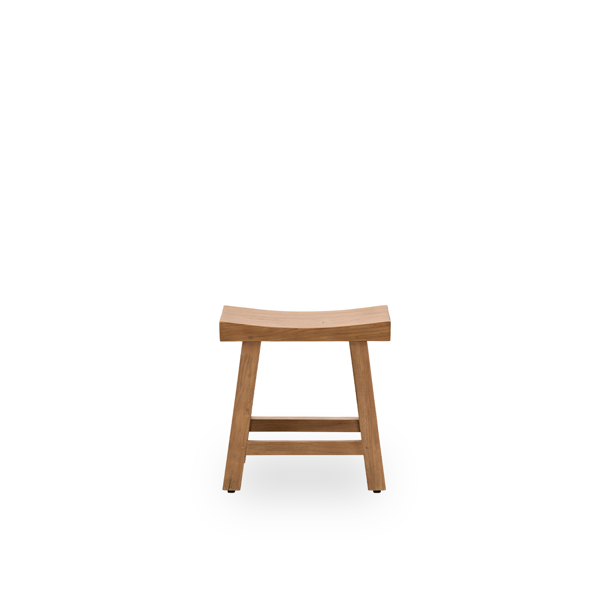 Vista frontal del taburete Charles, un taburete elegante hecho de teca patinada elaborada con madera legal indonesia y con un acabado rústico.
