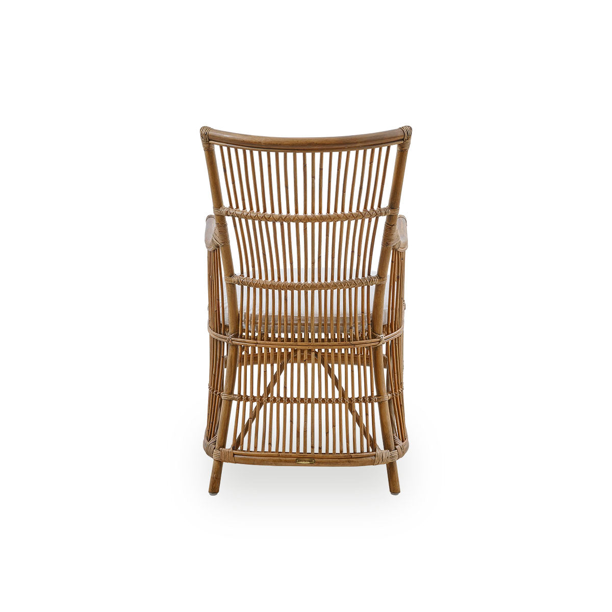 Plain back view of the Davinci dining chair in antique brown color. A wicker chair with armrests and a high back, handcrafted from high-quality Indonesian rattan.