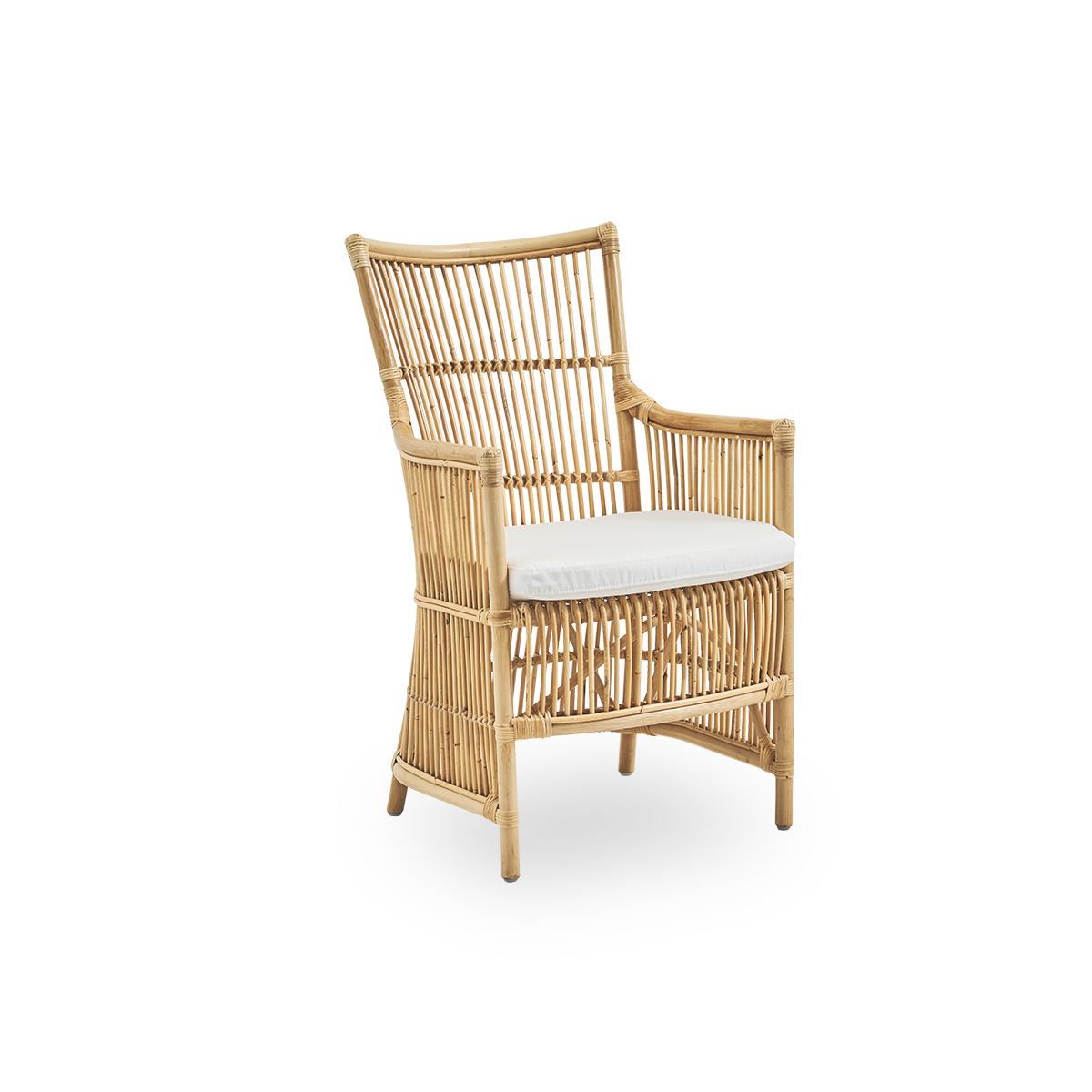 Side view of the Davinci dining chair in natural color. A wicker chair with armrests and a high back, handcrafted from high-quality Indonesian rattan.