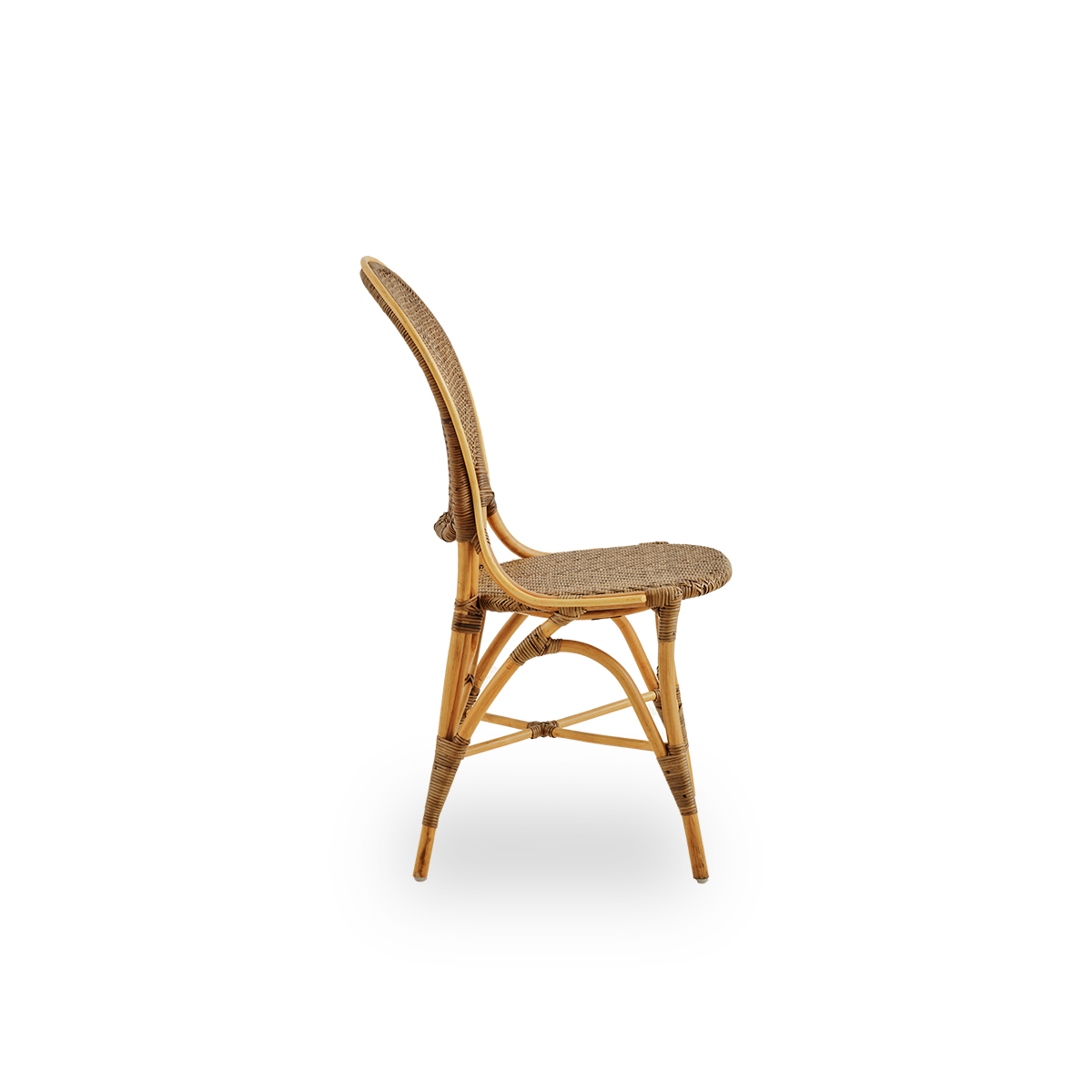 Vista lateral de la silla de comedor Rossini en color cereza. Elegante silla de mimbre con respaldo redondo de diseño sencillo. Hecha a mano con ratán de alta calidad.