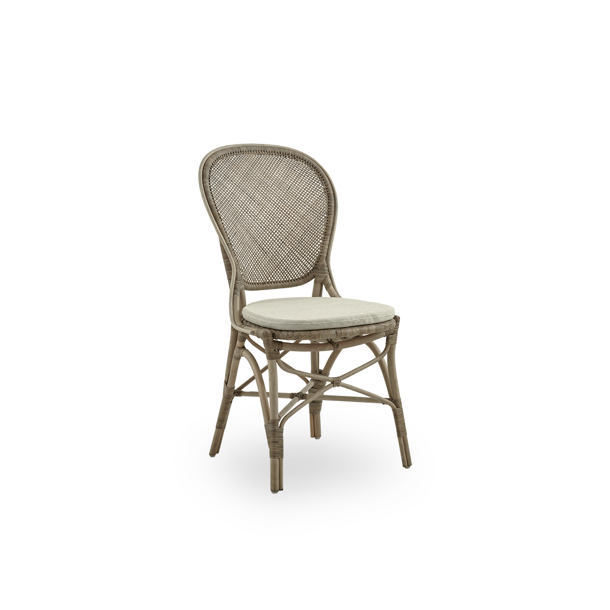 Vista lateral de la silla de comedor Rossini en color Taupe. Elegante silla de mimbre con respaldo redondo de diseño sencillo. Hecha a mano con ratán de alta calidad.