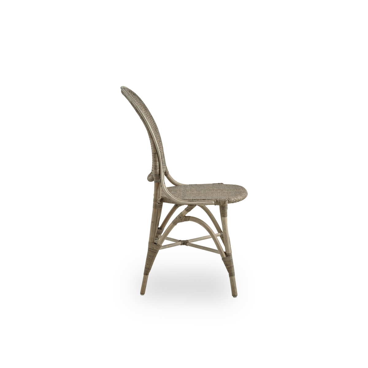 Vista lateral de la silla de comedor Rossini en color taupe. Elegante silla de mimbre con respaldo redondo de diseño sencillo. Hecha a mano con ratán de alta calidad.