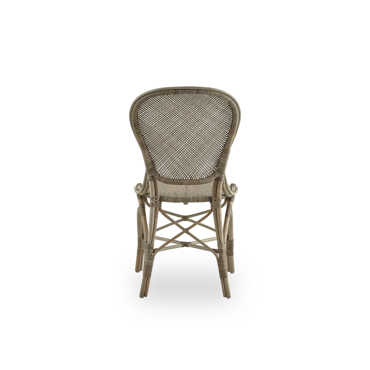 Vista desde atrás de la silla de comedor Rossini en color topo. Silla de mimbre elegante con respaldo redondo en un diseño sencillo. Hecha a mano con ratán de alta calidad.