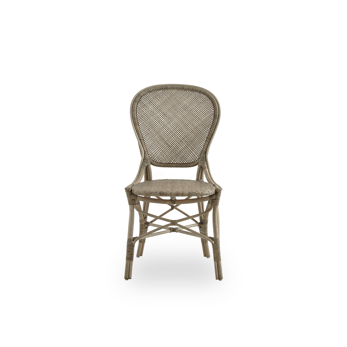 Vista frontal de la silla de comedor Rossini en color topo.
Silla de mimbre elegante con respaldo redondo en un diseño sencillo. Hecha a mano con ratán de alta calidad.