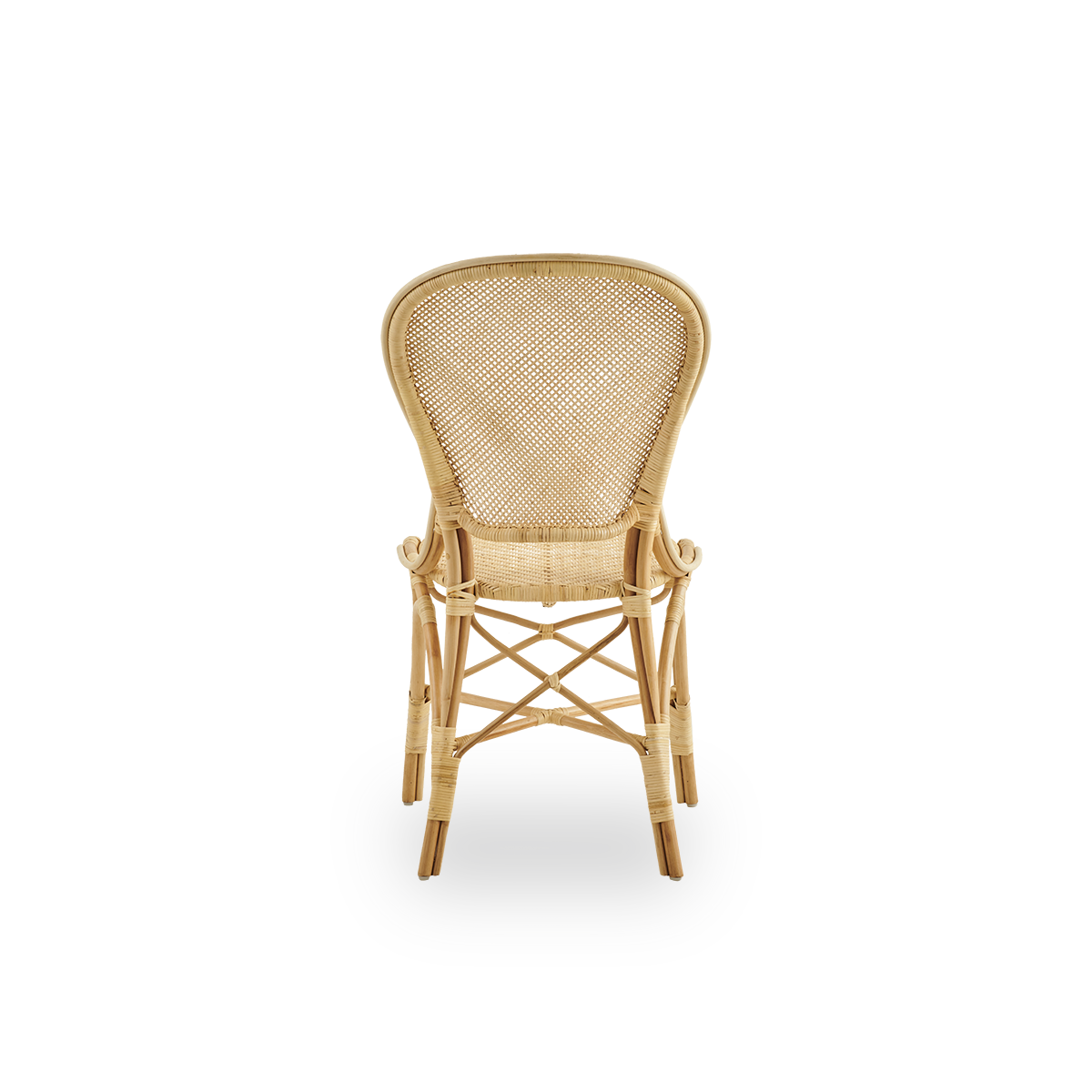 Vista desde atrás de la silla de comedor Rossini en ratán natural. Silla de mimbre elegante con respaldo redondo en un diseño sencillo. Hecha a mano con ratán de alta calidad.