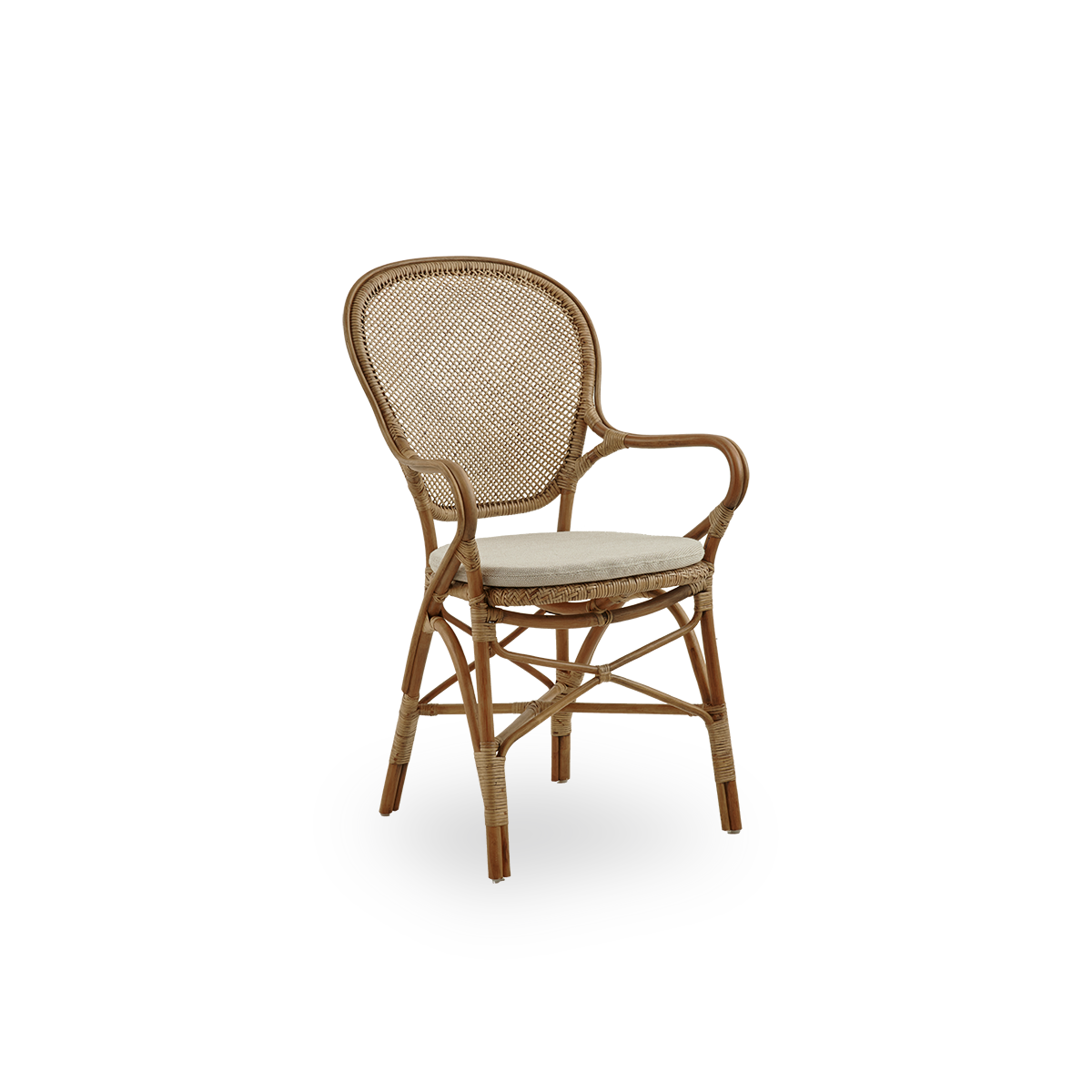 Vista lateral de la silla de comedor Rossini con brazos en color Antique Brown. Elegante silla de mimbre con respaldo redondo y reposabrazos de diseño sencillo. Hecha a mano con ratán de alta calidad.