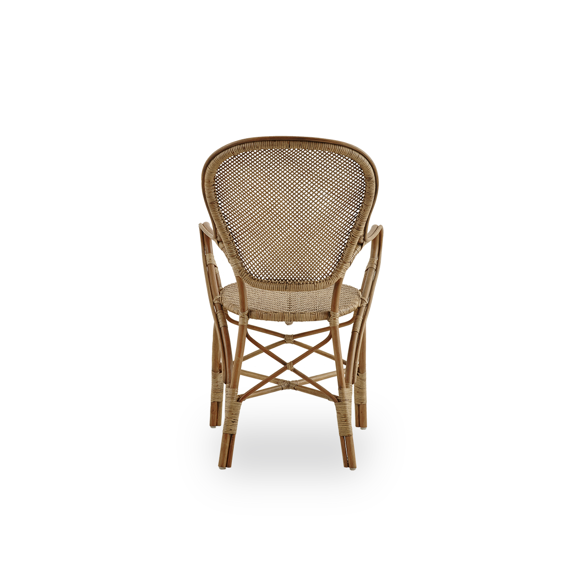 Vista desde atrás de la silla de comedor Rossini con reposabrazos en color marrón antiguo. Silla de mimbre elegante con respaldo redondo y reposabrazos en un diseño sencillo. Hecha a mano con ratán de alta calidad.