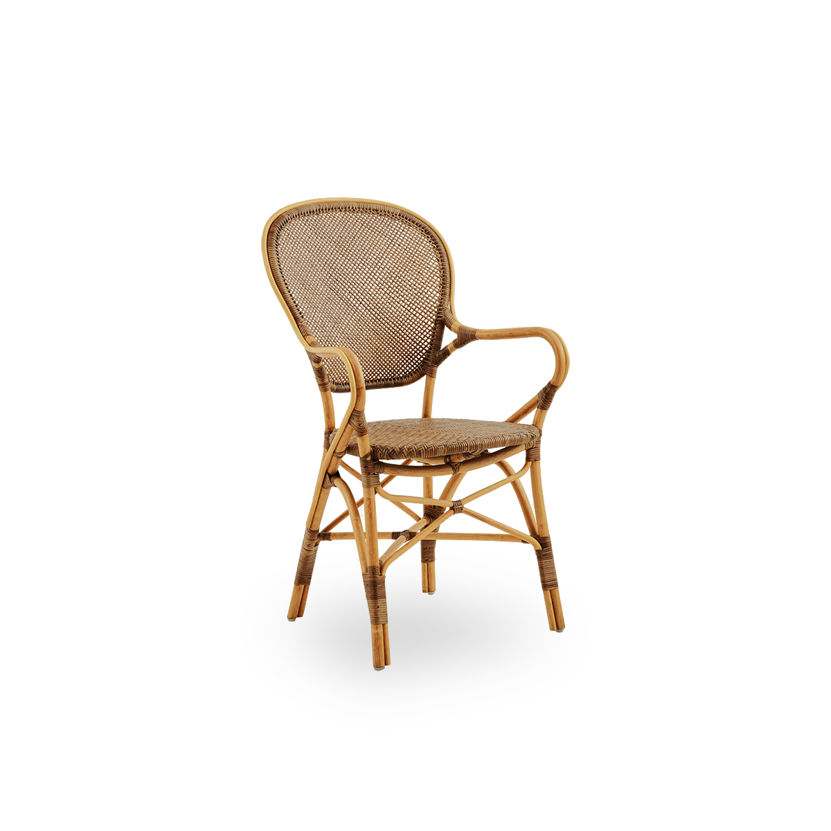 Vista lateral de la silla de comedor Rossini con brazos en color Cherry. Elegante silla de mimbre con respaldo redondo y reposabrazos de diseño sencillo. Hecha a mano con ratán de alta calidad.