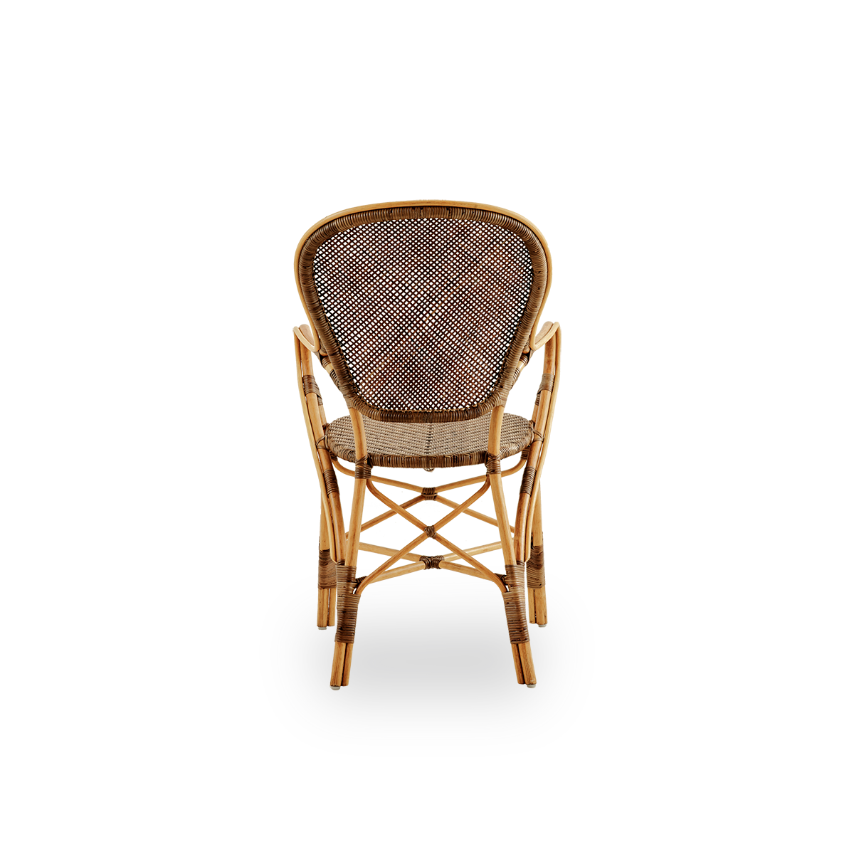 Vista desde atrás de la silla de comedor Rossini con reposabrazos en color cereza. Silla de mimbre elegante con respaldo redondo y reposabrazos en un diseño sencillo. Hecha a mano con ratán de alta calidad.