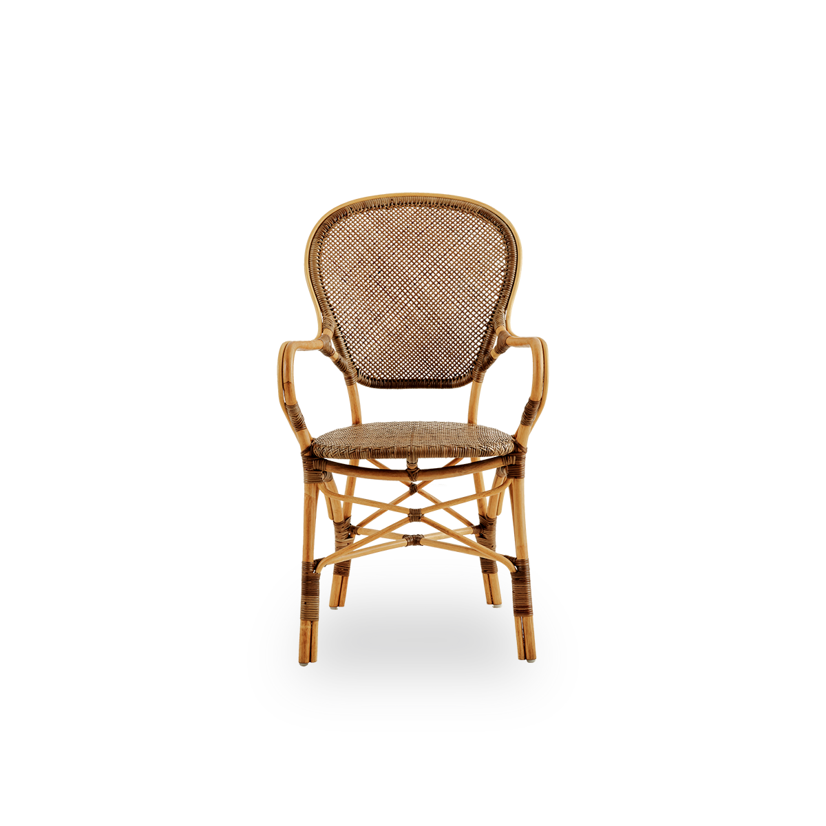 Vista frontal del sillón de comedor Rossini en color cereza.
Silla de mimbre elegante con respaldo redondo y reposabrazos en un diseño sencillo. Hecha a mano con ratán de alta calidad.