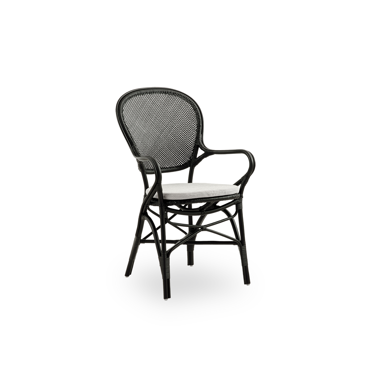 Vista lateral de la silla de comedor Rossini con brazos en color negro. Elegante silla de mimbre con respaldo redondo y reposabrazos de diseño sencillo. Hecha a mano con ratán de alta calidad.