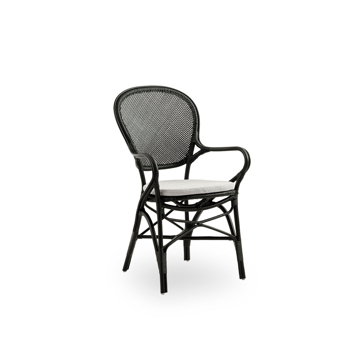 Vista lateral de la silla de comedor Rossini con brazos en color negro. Elegante silla de mimbre con respaldo redondo y reposabrazos de diseño sencillo. Hecha a mano con ratán de alta calidad.
