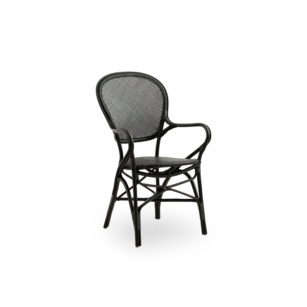 Vista lateral de la silla de comedor Rossini con brazos en color negro. Elegante silla de mimbre con respaldo redondo y reposabrazos de diseño sencillo. Hecha a mano con ratán de alta calidad.