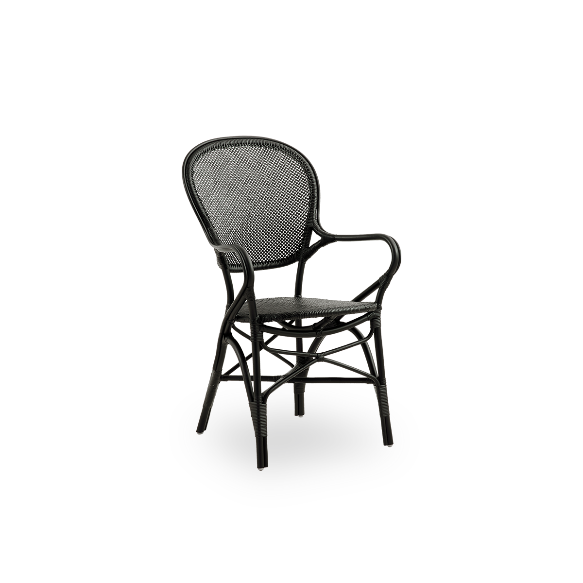 Vista lateral de la silla de comedor Rossini con brazos en color negro. Elegante silla de mimbre con respaldo redondo y reposabrazos de diseño sencillo. Hecha a mano con ratán de alta calidad.
