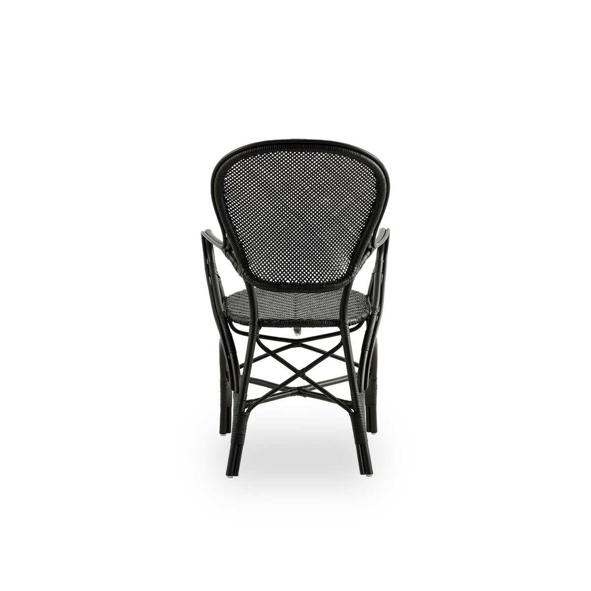 Vista desde atrás de la silla de comedor Rossini con reposabrazos en color negro. Silla de mimbre elegante con respaldo redondo y reposabrazos en un diseño sencillo. Hecha a mano con ratán de alta calidad.