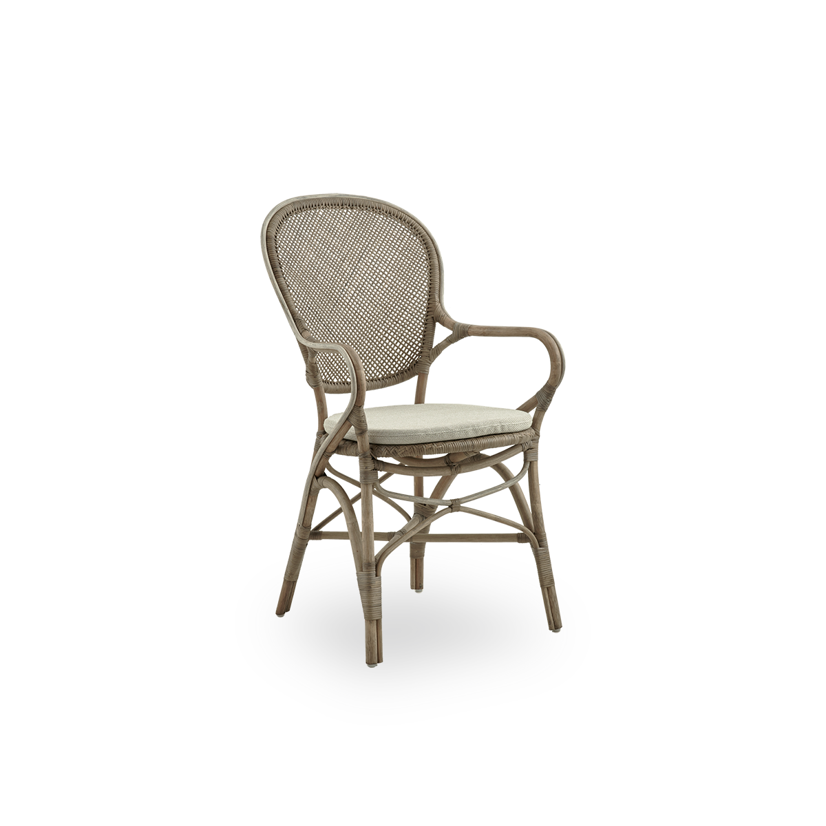 Vista lateral de la silla de comedor Rossini con brazos en color Taupe. Elegante silla de mimbre con respaldo redondo y reposabrazos de diseño sencillo. Hecha a mano con ratán de alta calidad.