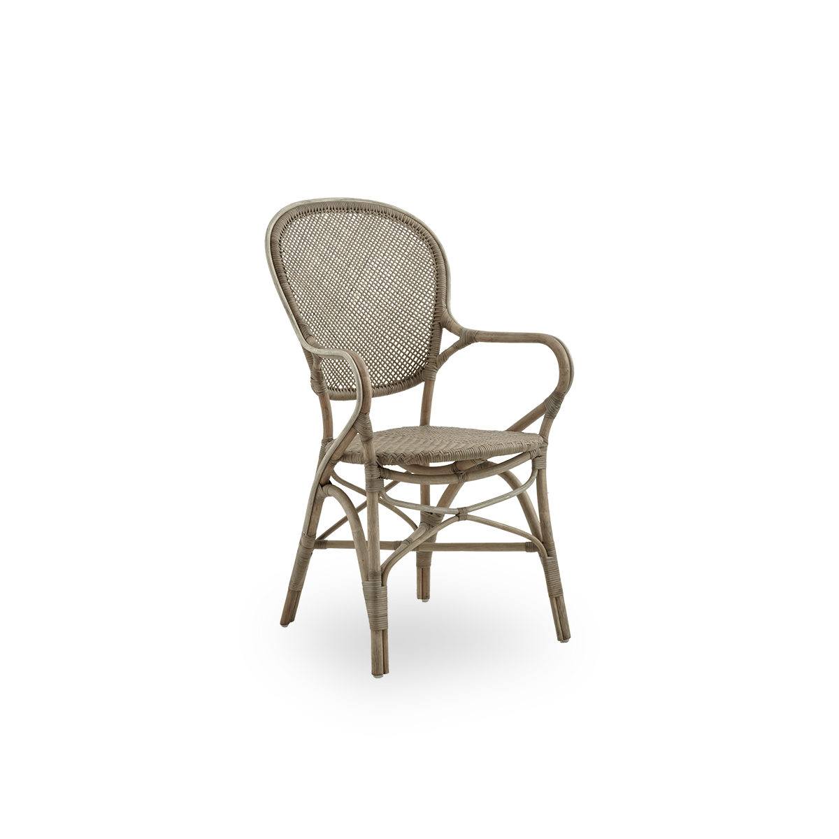 Vista lateral de la silla de comedor Rossini con brazos en color Taupe. Elegante silla de mimbre con respaldo redondo y reposabrazos de diseño sencillo. Hecha a mano con ratán de alta calidad.