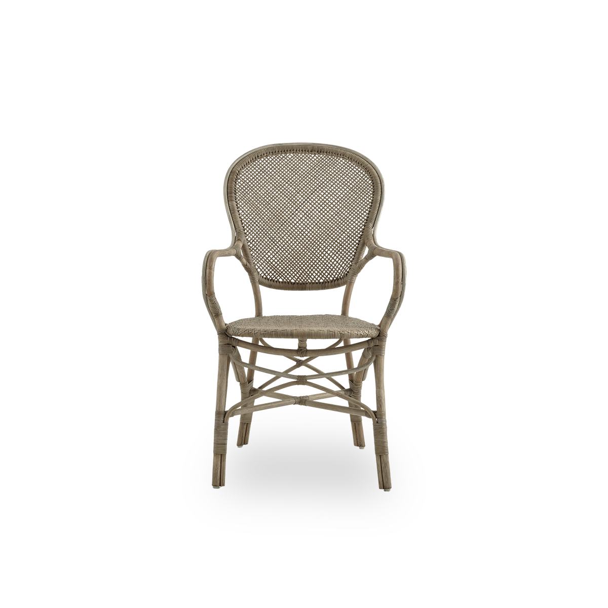 Vista frontal del sillón de comedor Rossini en color topo.
Silla de mimbre elegante con respaldo redondo y reposabrazos en un diseño sencillo. Hecha a mano con ratán de alta calidad.