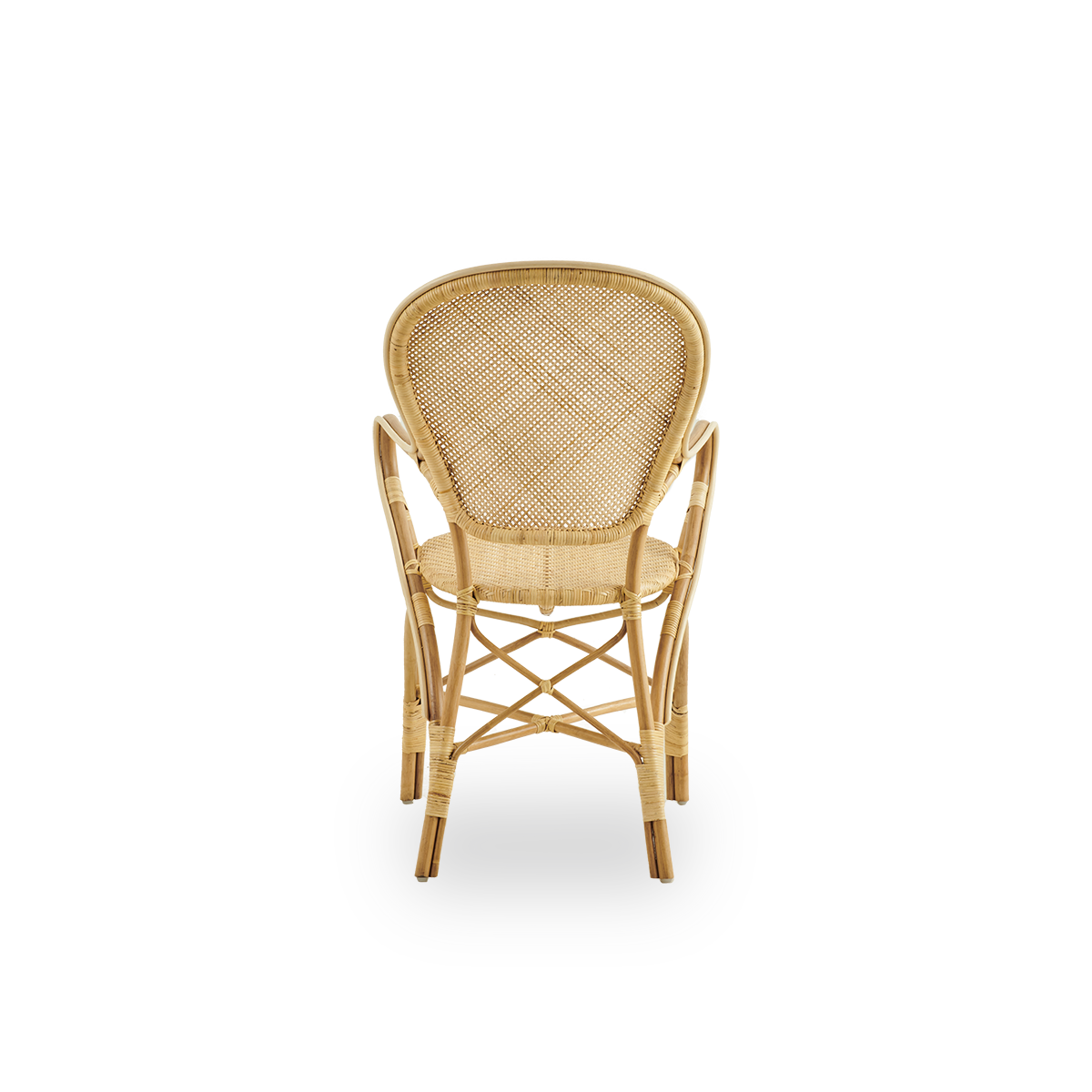 Vista desde atrás de la silla de comedor Rossini con reposabrazos, fabricada en ratán natural. Silla de mimbre elegante con respaldo redondo y reposabrazos en un diseño sencillo. Hecha a mano con ratán de alta calidad.