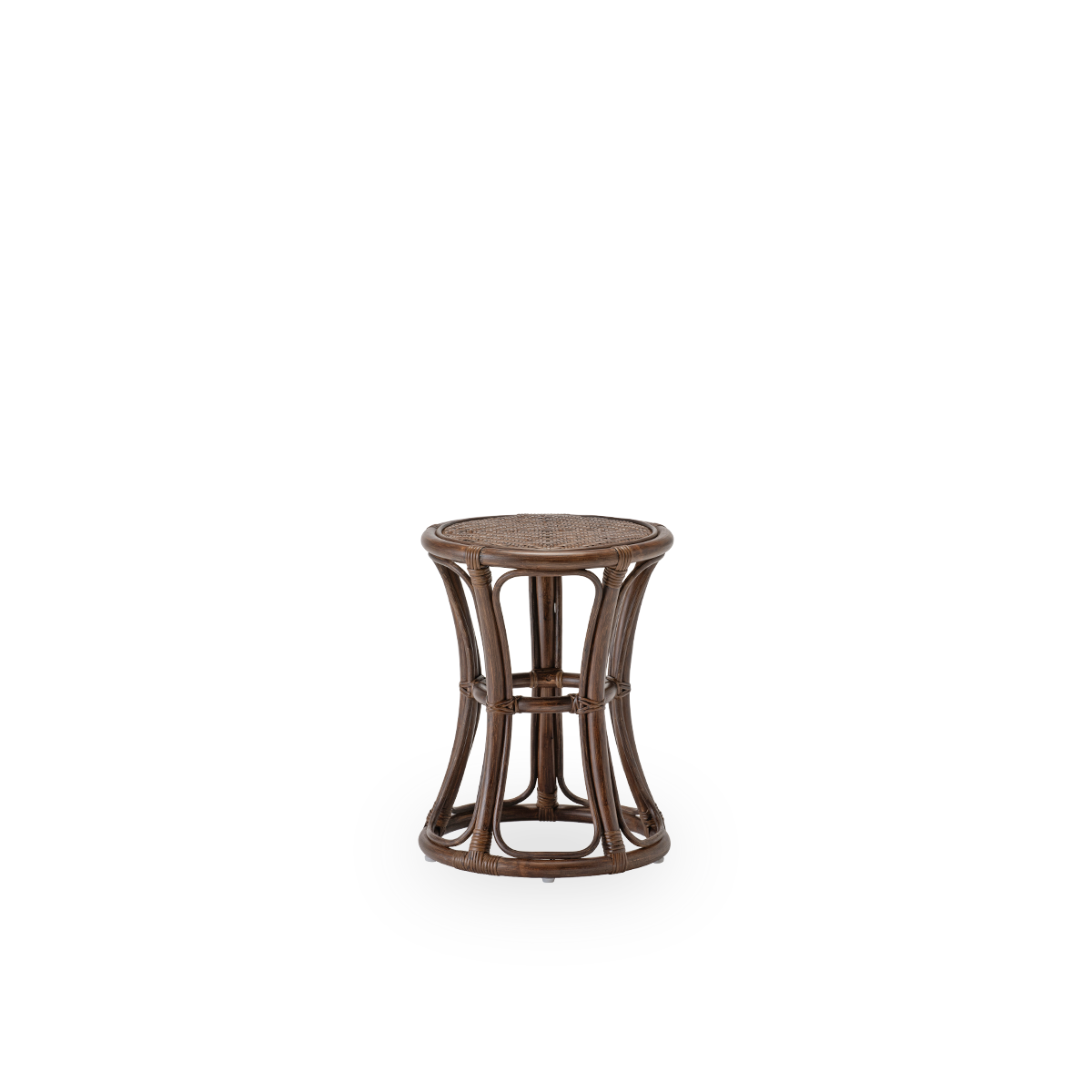 Vista lateral del taburete Bella, en ratán marrón. Diseñado por Rasmus Andreasen, cuarta generación de la familia Sika-Design, sirve igual como asiento extra, mesa auxiliar o soporte para plantas. Hecha a mano con ratán de Indonesia de alta calidad.