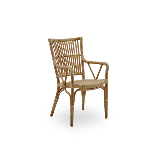 Vista lateral del sillón con brazos Piano en color Antique Brown. Elegante silla de mimbre con respaldo alto y reposabrazos, hecha a mano con ratán de alta calidad de Indonesia.