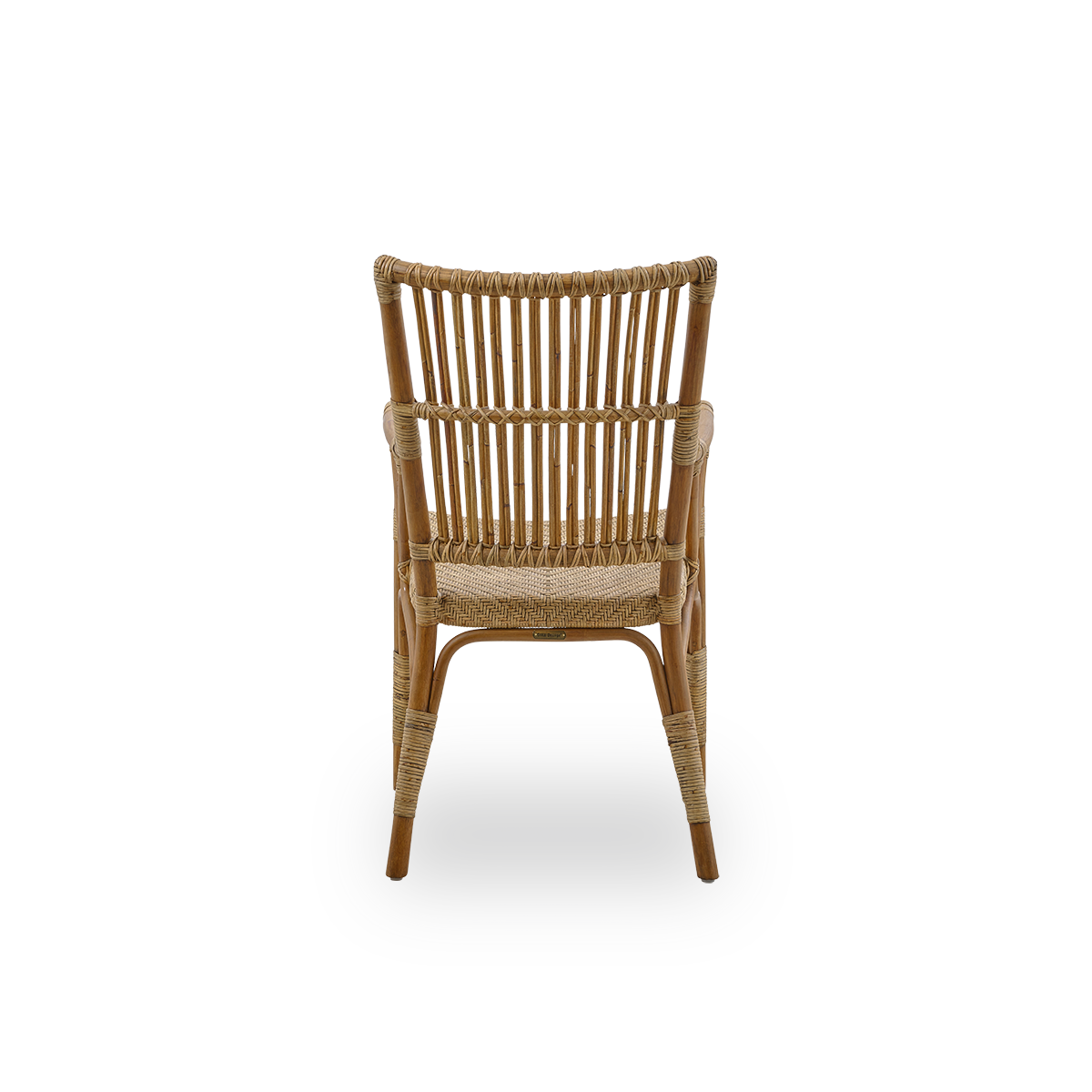 Vista desde atrás del sillón Piano en color marrón antiguo. Silla de mimbre elegante con respaldo alto y reposabrazos, hecha a mano con ratán indonesio de alta calidad.