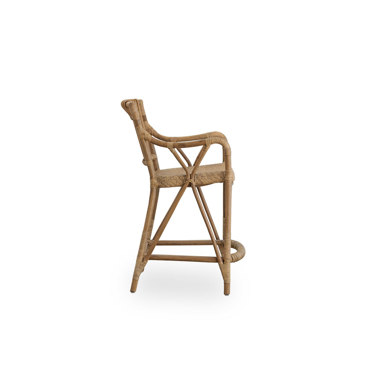 Vista lateral simple del taburete Blues en color marrón antiguo, hecho de ratán indonesio. Asiento tejido a mano sobre una estructura de ratán con respaldo de ratán.