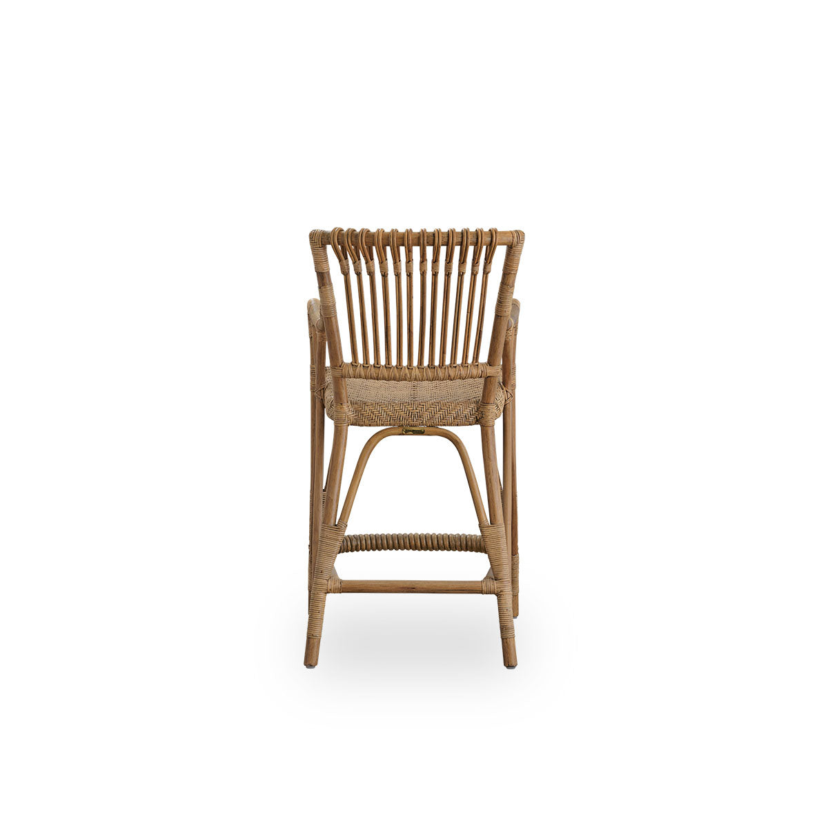 Vista desde atrás del taburete de barra Blues en color marrón antiguo, hecho de ratán indonesio. Asiento tejido a mano sobre una estructura de ratán con respaldo de ratán.