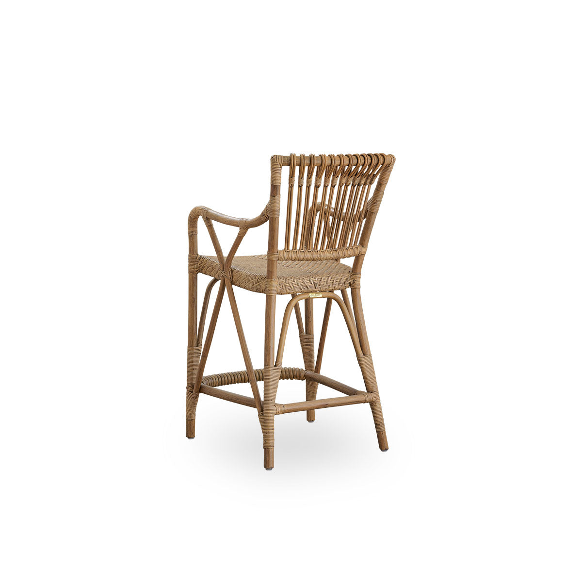 Vista lateral trasera del taburete de mostrador Blues en color marrón antiguo, hecho de ratán indonesio. Asiento tejido a mano sobre una estructura de ratán con respaldo de ratán.