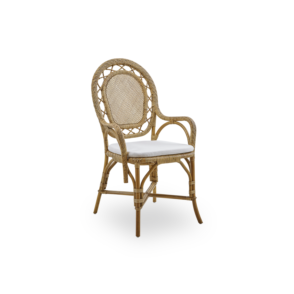 Vista lateral de la silla de comedor Romantica en color Antique Brown. Elegante y romántica silla de comedor de mimbre con respaldo redondo y asiento completamente tejido, con un encantador diseño danés. Hecha a mano con ratán de alta calidad de Indonesia
