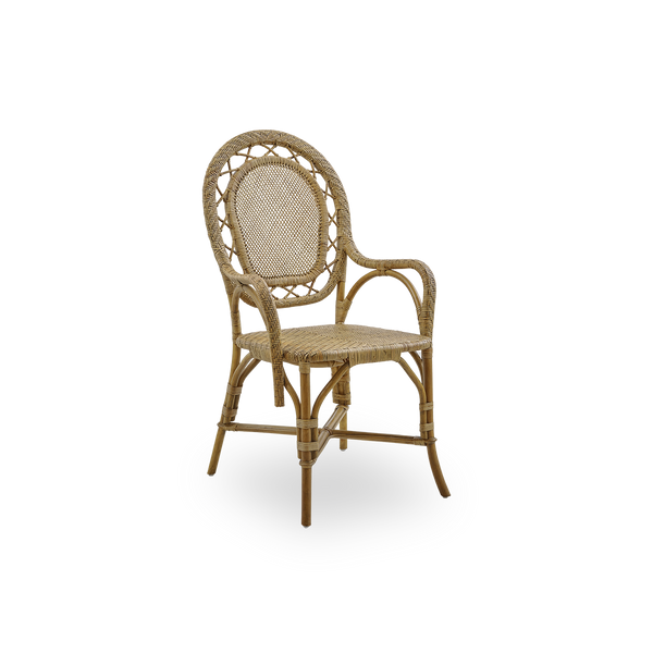 Vista lateral de la silla de comedor Romantica en color Antique Brown. Elegante y romántica silla de comedor de mimbre con respaldo redondo y asiento completamente tejido, con un encantador diseño danés. Hecha a mano con ratán de alta calidad de Indonesia