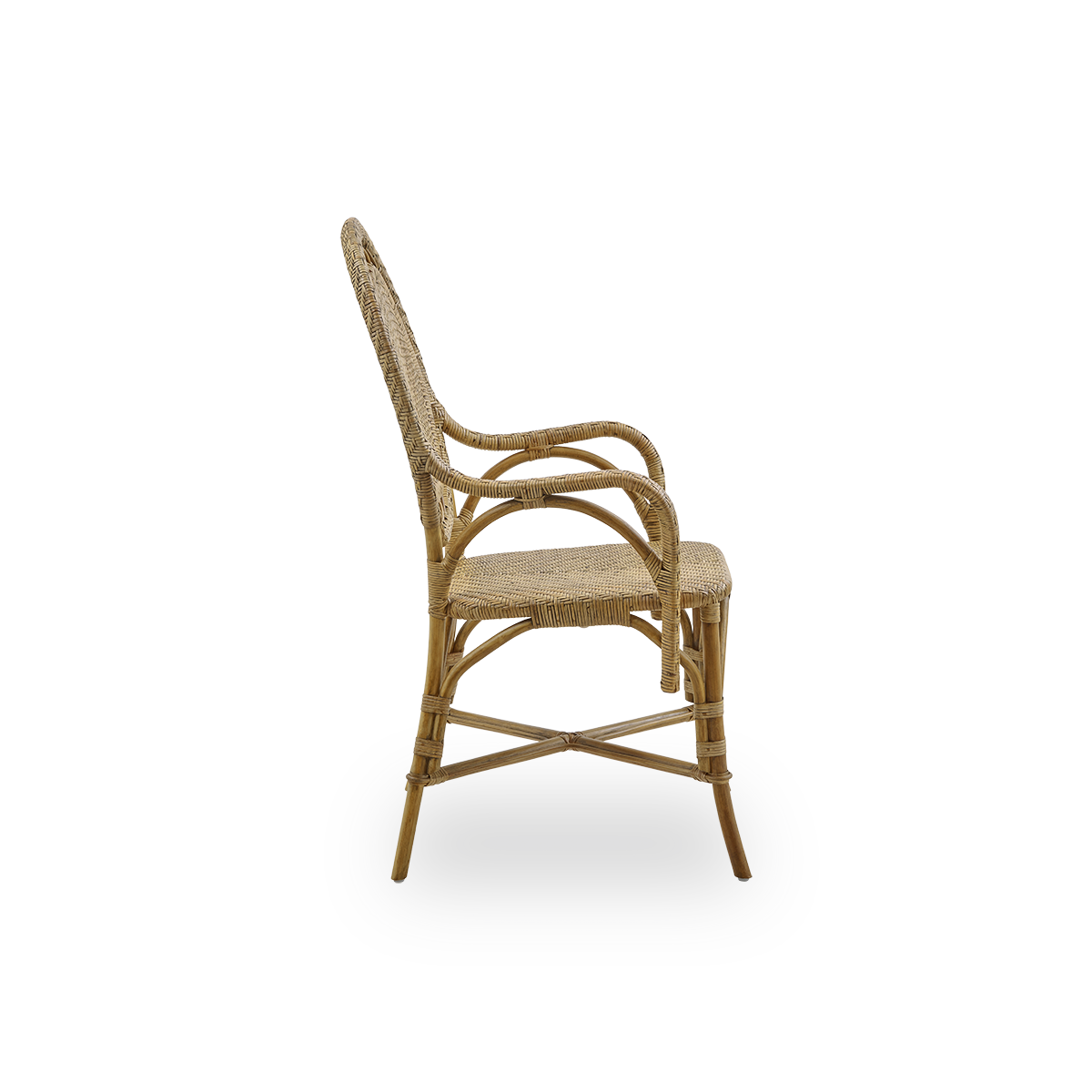 Vista lateral de la silla de comedor Romantica en color marrón antiguo. Elegante silla de comedor de mimbre romántica con respaldo redondo y asiento completamente tejido en encantador diseño danés. Hecha a mano con ratán indonesio de alta calidad.