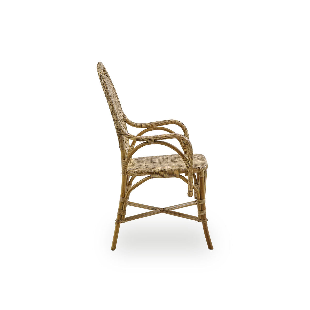 Vista lateral de la silla de comedor Romantica en color marrón antiguo. Elegante silla de comedor de mimbre romántica con respaldo redondo y asiento completamente tejido en encantador diseño danés. Hecha a mano con ratán indonesio de alta calidad.