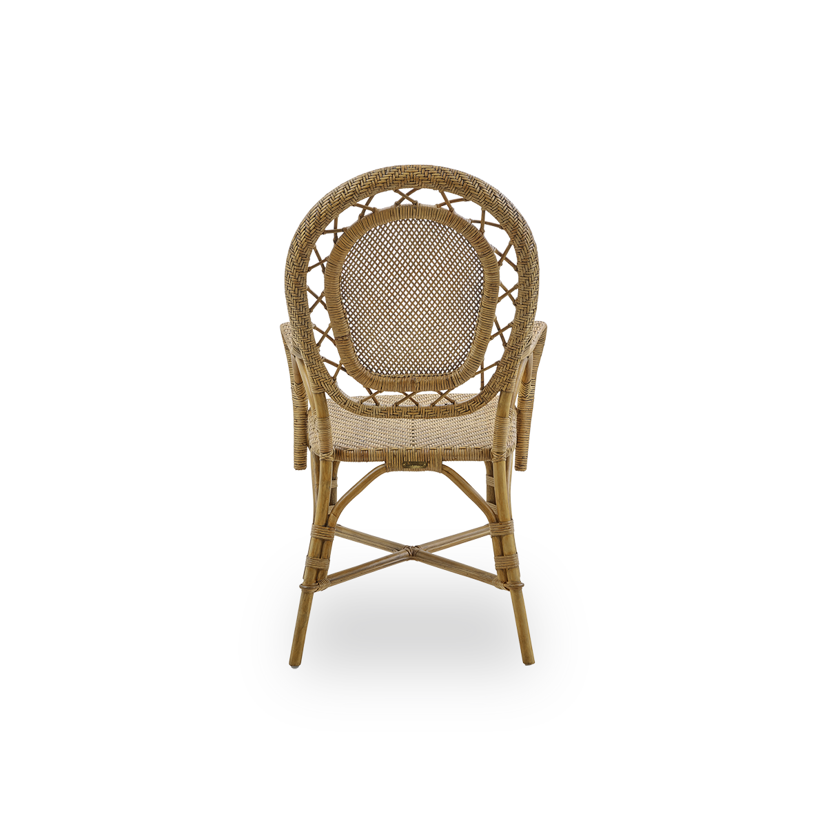 Vista desde atrás de la silla de comedor Romantica en color marrón antiguo. Silla de mimbre elegante y romántica con respaldo redondo y asiento completamente tejido en encantador diseño danés. Hecha a mano con ratán indonesio de alta calidad.