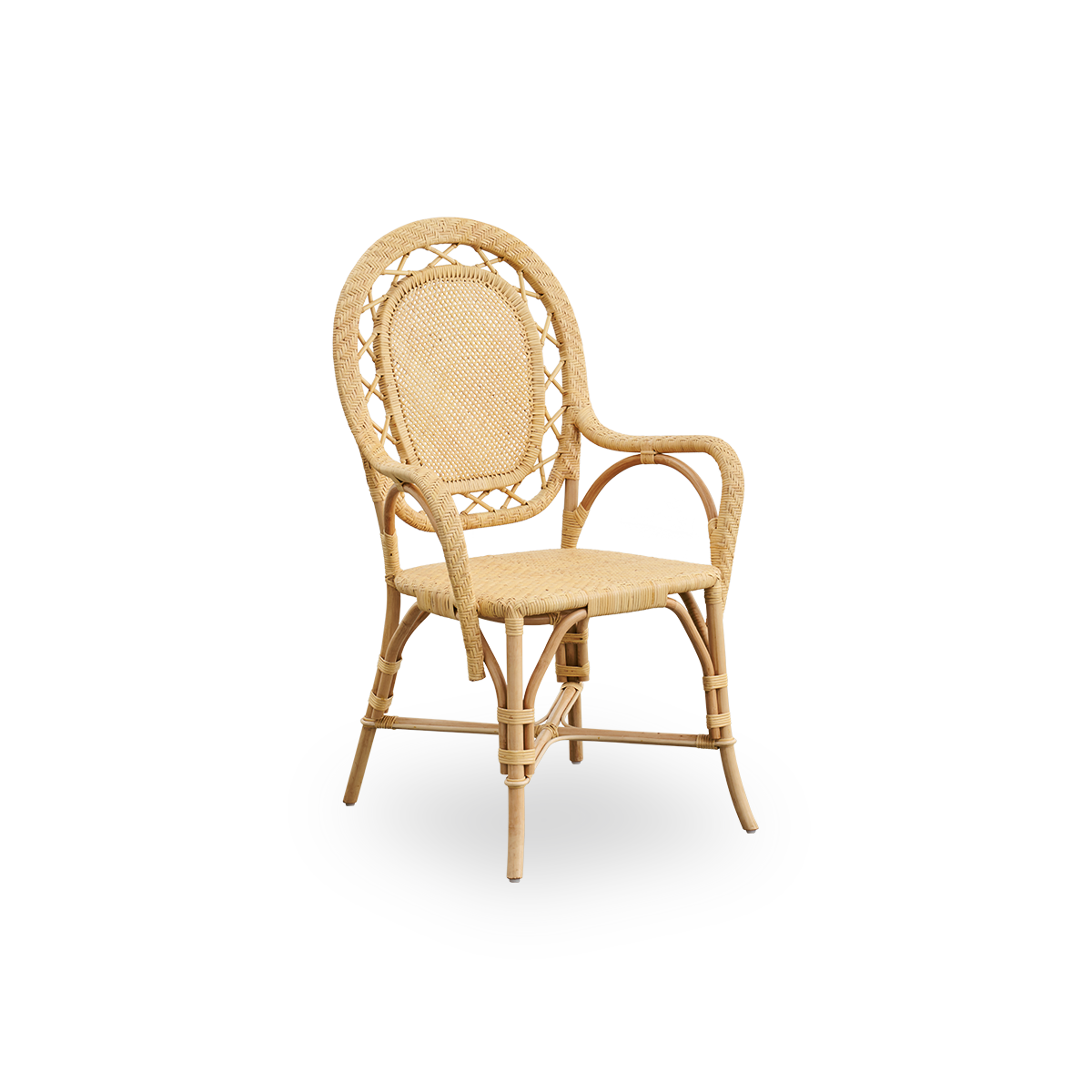 Vista lateral de la silla de comedor Romantica en color Natural. Elegante y romántica silla de comedor de mimbre con respaldo redondo y asiento completamente tejido, con un encantador diseño danés. Hecha a mano con ratán de alta calidad de Indonesia.