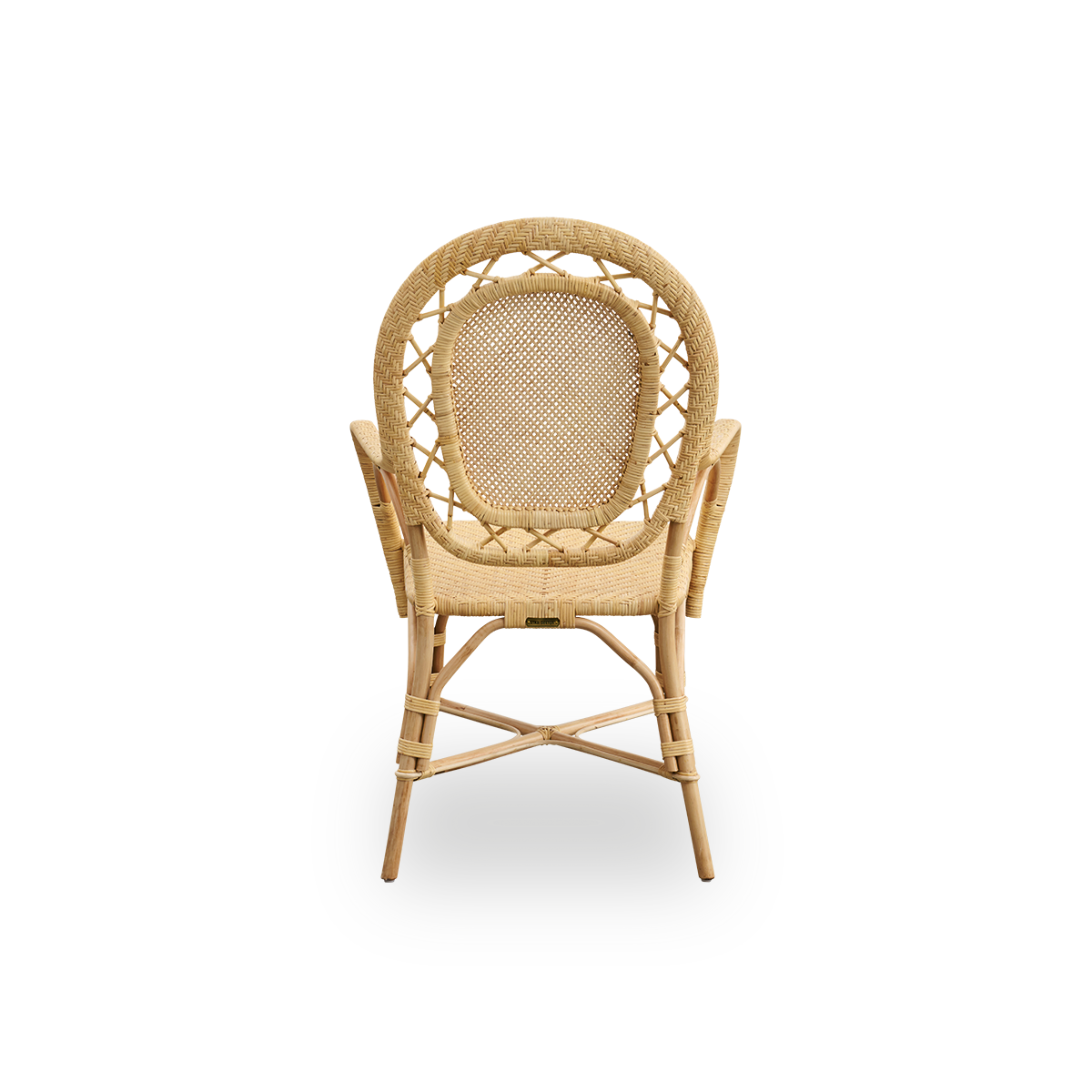 Vista desde atrás de la silla de comedor Romantica en color natural. Silla de mimbre elegante y romántica con respaldo redondo y asiento completamente tejido en encantador diseño danés. Hecha a mano con ratán indonesio de alta calidad.