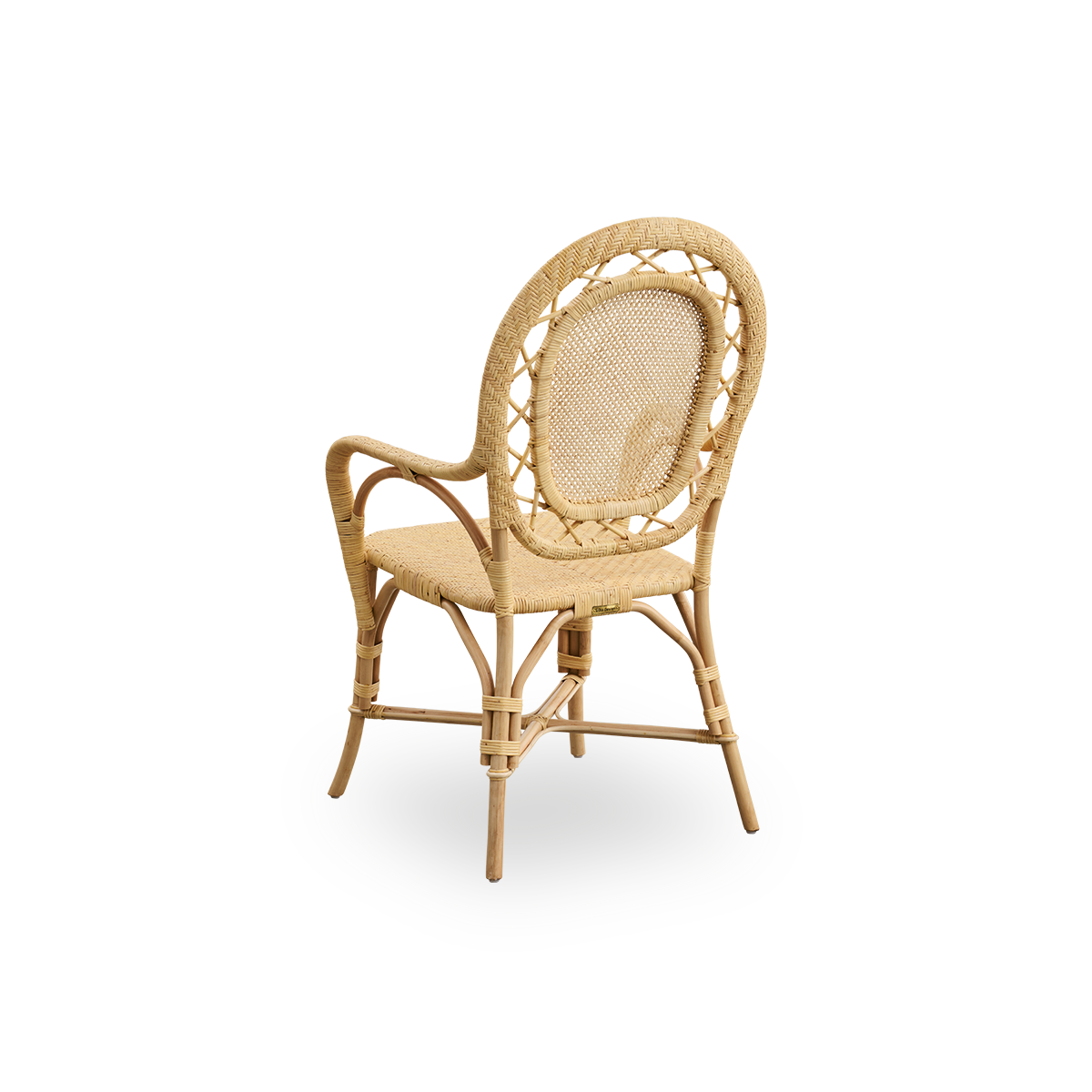 Vista trasera de la silla de comedor Romantica en color natural.
Silla de comedor de mimbre elegante y romántica con respaldo redondo y asiento completamente tejido, de encantador diseño danés. Hecha a mano con ratán indonesio de alta calidad.